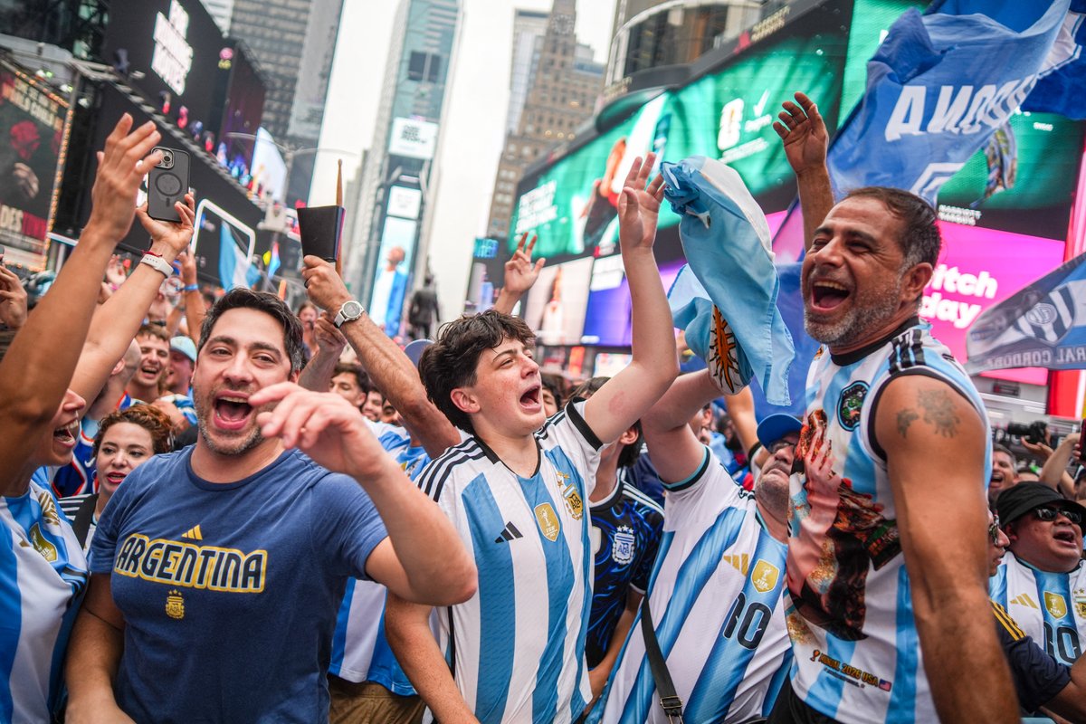 CONMEBOL's tweet photo. Argentina, local en Times Square 🇦🇷👏

#CopaMundialFIFA https://t.co/cJoGgh0YUg