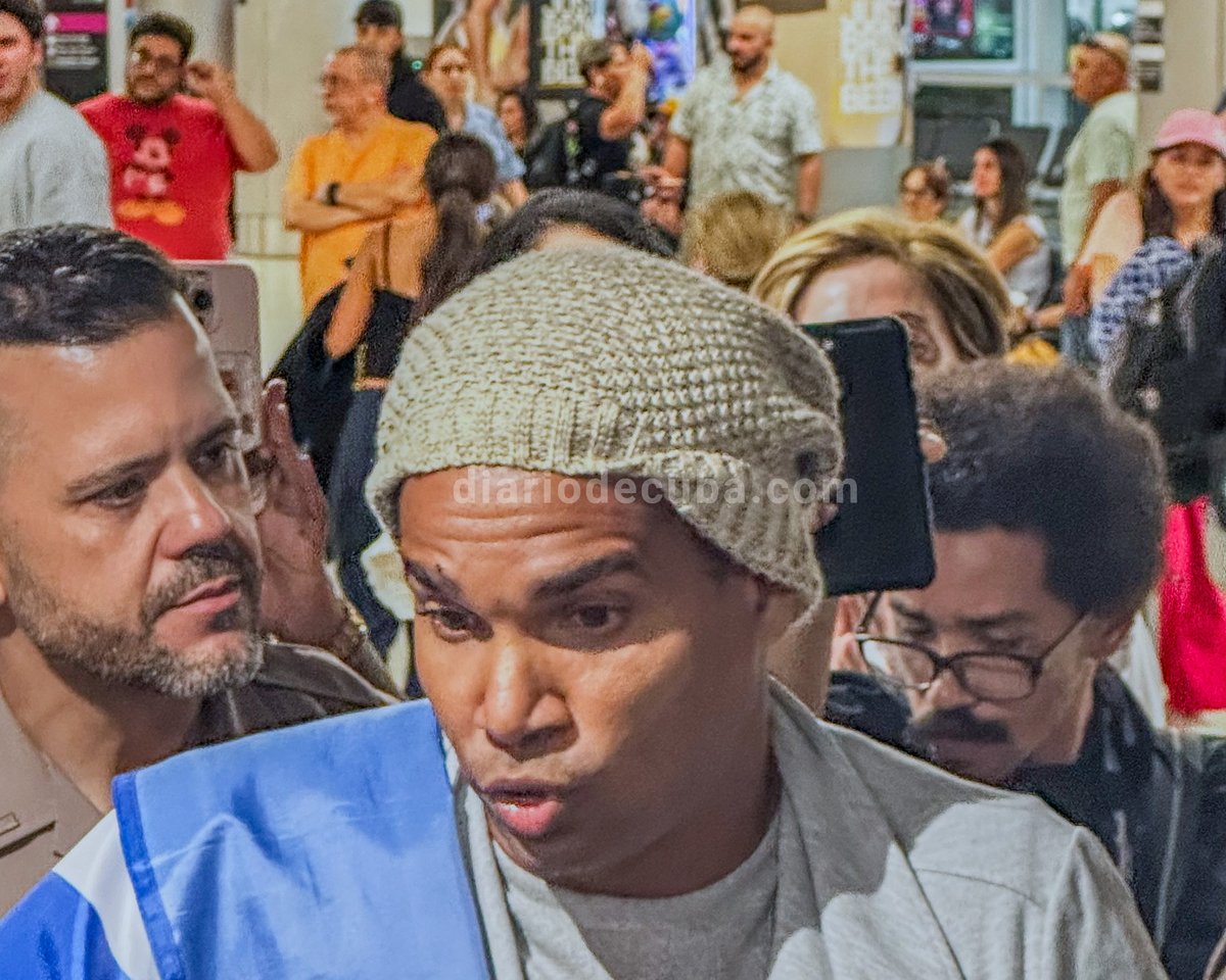 diariodecuba's tweet photo. El artista #LuisManuelOtero llega este sábado al aeropuerto de #Miami e inicia un #exilio forzado tras más de cinco años en prisión política. Condicionado a abandonar #Cuba para recuperar su libertad, realizará su primer acto público en la Ermita de la Caridad.
LEE MÁS en #DiarioDeCuba
https://t.co/Xdgwra40Aq