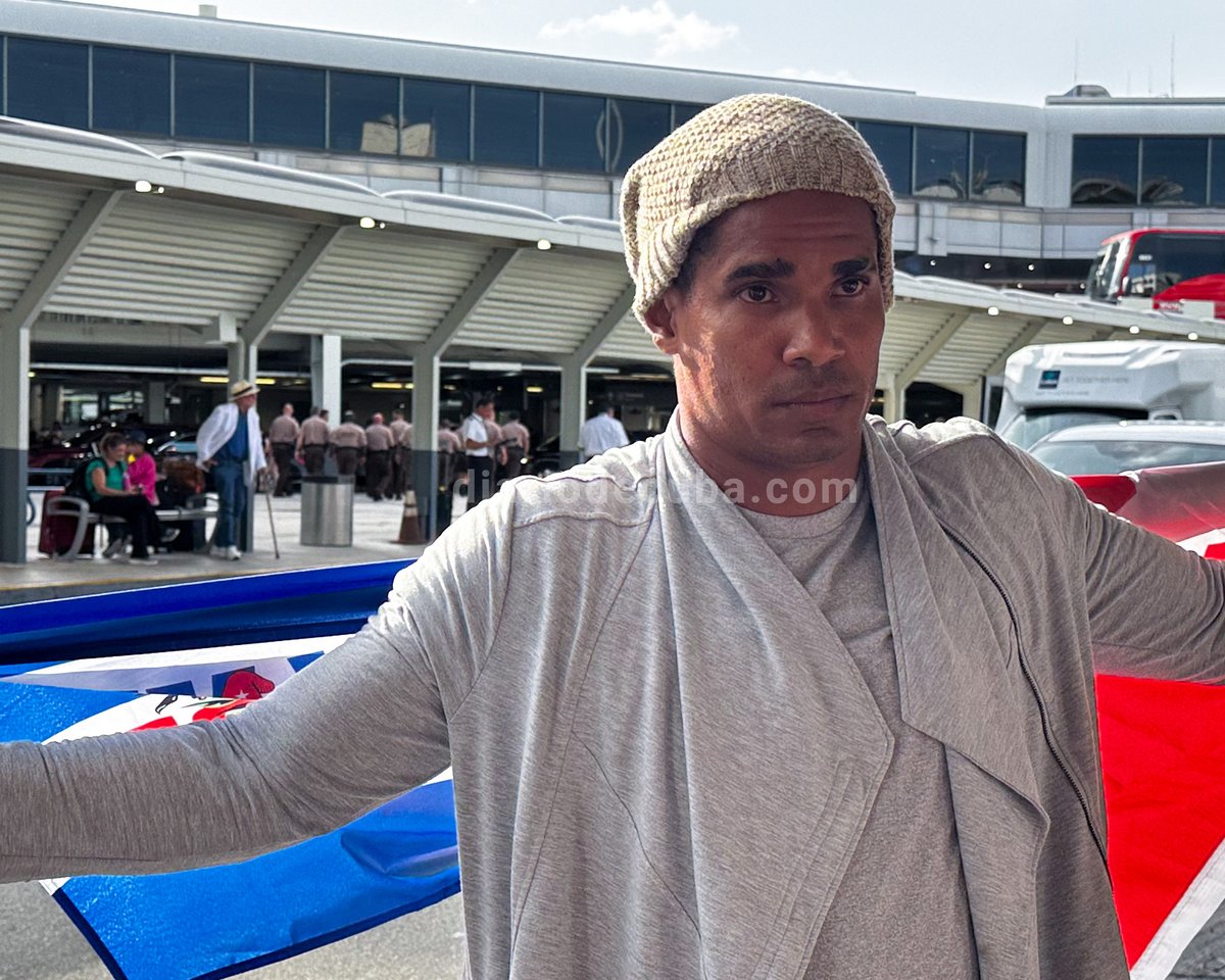 diariodecuba's tweet photo. El artista #LuisManuelOtero llega este sábado al aeropuerto de #Miami e inicia un #exilio forzado tras más de cinco años en prisión política. Condicionado a abandonar #Cuba para recuperar su libertad, realizará su primer acto público en la Ermita de la Caridad.
LEE MÁS en #DiarioDeCuba
https://t.co/Xdgwra40Aq
