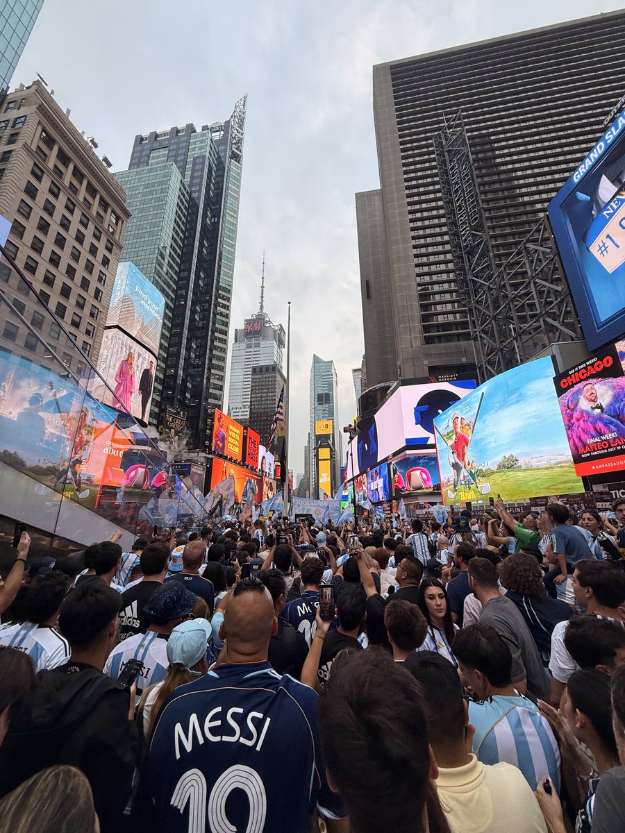 agusantonetti's tweet photo. No tienen ningún tipo de sentido la cantidad de argentinos que hay en estos momentos en Nueva York.

Tuvieron que cortar todas las calles aledañas a Times Square por la cantidad de gente.

Es una locura total. https://t.co/i70srkOt7y