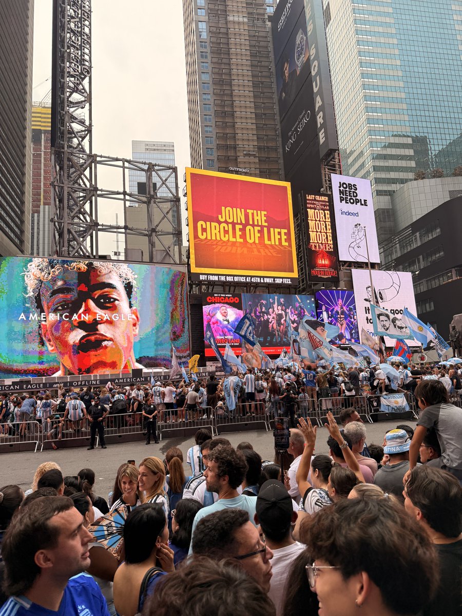 agusantonetti's tweet photo. No tienen ningún tipo de sentido la cantidad de argentinos que hay en estos momentos en Nueva York.

Tuvieron que cortar todas las calles aledañas a Times Square por la cantidad de gente.

Es una locura total. https://t.co/i70srkOt7y