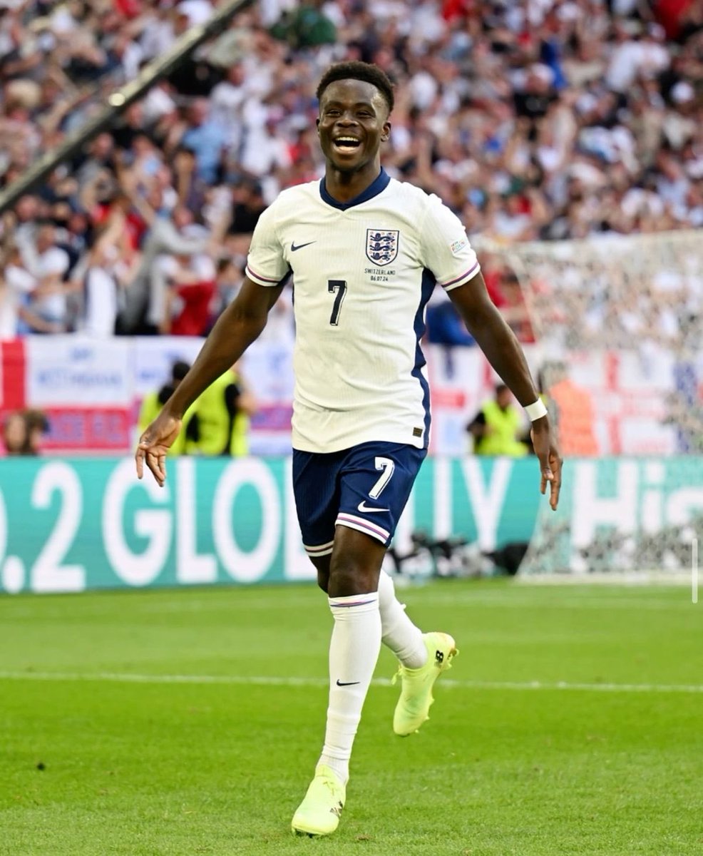 deenayaah's tweet photo. So beautiful to see Jude Bellingham let saka take the penalty to complete his hat trick!

Naija boy 💯👏🏿 https://t.co/iwFg2uWrt2