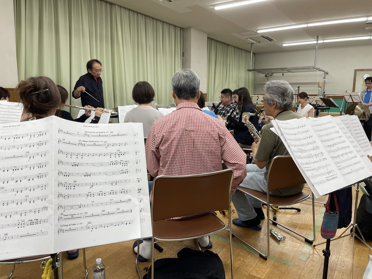 T_Academy's tweet photo. 連投〜〜
昨日は8月・9月の依頼演奏曲として
・となりのトトロHighlight
・Let it go 
・北島三郎コレクション

おまけに喜歌劇「こうもり」序曲現調版をお試し合奏٩( 'ω' )و

依頼演奏曲はお手のものなみんなも、こうもりではてんやわんや（笑）
でも、リズミカルな明るい曲調に娘は大喜びでした😊 https://t.co/4mgJPA2cpC