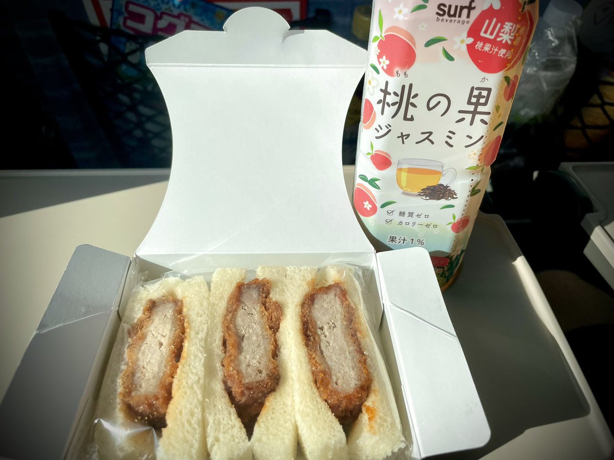 sentatta's tweet photo. 旅に出ます。探さないで下さい🚄

徳永英明のいい日旅立ちを聴きながら車窓の風景を楽しみたかったが隣の相方が喋りかけてきてうるさいため左耳だけで聴いてる🎶
壊れかけのイヤホンみたいだなーと思い耽っています。
コレも旅の醍醐味...なのか？😵‍💫 https://t.co/9TBmx4YPb0