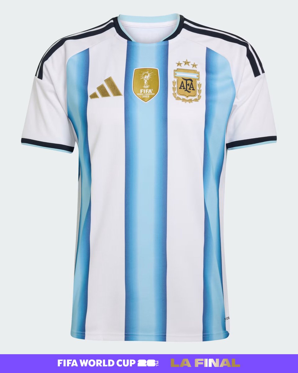 MexicoCity26's tweet photo. Tres estrellas en el pecho, una corona que defender. 🇦🇷

Este es el jersey con el que @Argentina sale mañana a la gran final. El parche dorado de campeones del mundo, el escudo de siempre, la historia encima.

Mañana rueda el balón por última vez, y el mundo entero estará viendo.

#Somos26 #SomosMexicoCity
