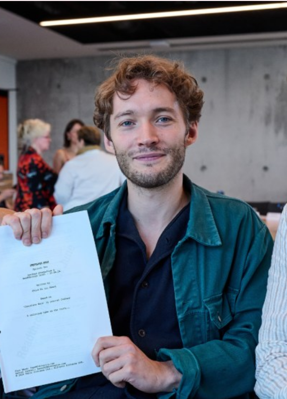 Reirye1's tweet photo. Pros: still alive, glowing, new project, beard doesn't ruin the visual, filled out &amp; pretty as ever. 

Cons: still forgot his IG password, only plays period dramas so official looks are way more downgrading than this pic.

That is none other than Toby Regbo.
#tobyregbo https://t.co/cGaMlurUdT
