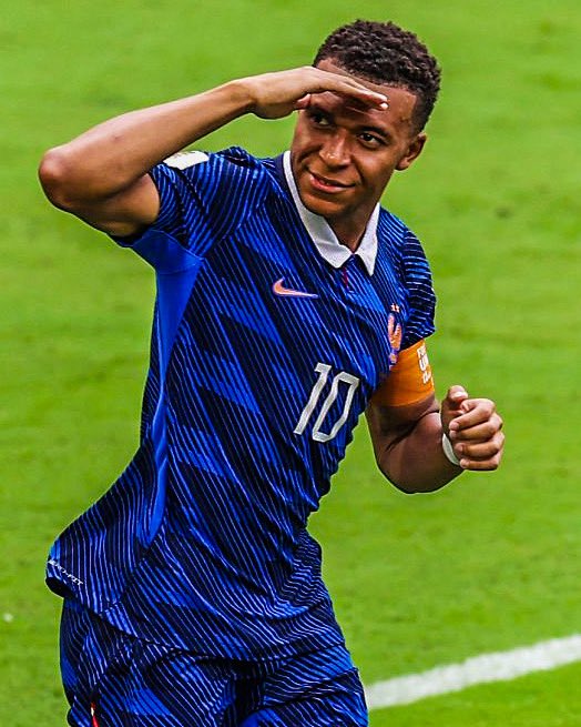 eurofootcom's tweet photo. ⚽️ 3': France 0-1 England (Rice)
⚽️ 18': France 0-2 England (Konsa) 
⚽️ 37': France 0-3 England (Saka) 
⚽️ 46': France 0-4 England (Saka)
⚽️ 48': France 1-4 England (Mbappe)
⚽️ 54': France 2-4 England (Barcola)
⚽️ 66': France 3-4 England (Mbappe)
⚽️ 87': France 3-5 England (Saka)
⚽️ 96': France 4-5 England (Dembele)
⚽️ 98': France 4-6 England (Dembele) 

WHAT A MATCH. 🍿🏴󠁧󠁢󠁥󠁮󠁧󠁿🇫🇷