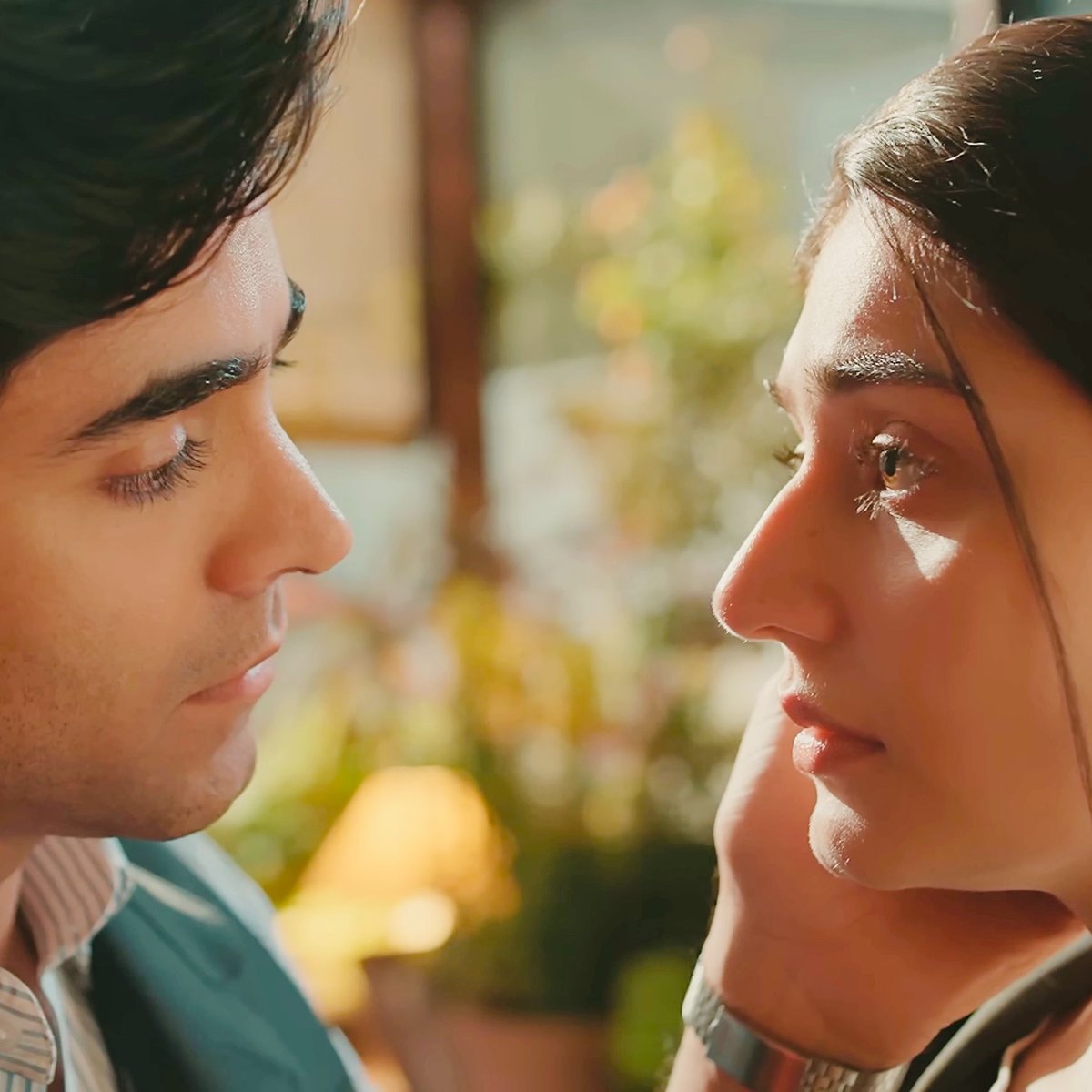 raahfilms's tweet photo. This is so domestic.. and i love the unspoken tension between them.
The eyes , the body language the chemistry 😮💨❤️🩹
#darenijaat #arydigital #zaryaar #zarmil #sheheryarmunawar #nameerkhan #durefishansaleem #umeraahmed https://t.co/IydeopqjGt