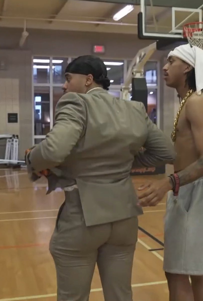 fillyourhole1's tweet photo. Reg asking arky to do a 360 of bubble ass because his pants tight of suit | DM ME FOR PROMO 🍑 from streamer university https://t.co/4wBoUZiFD1