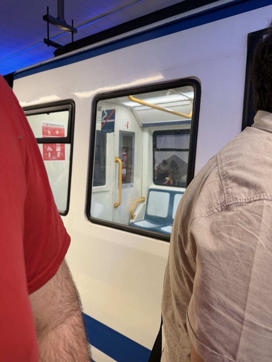 sufridoresL1MAD's tweet photo. Una puta broma la línea 1 @metro_madrid 
Nos acaban de bajar en cuatro caminos… 
¿Por qué? Seguramente es una “incidencia puntual”. https://t.co/TOrhVrcBNv