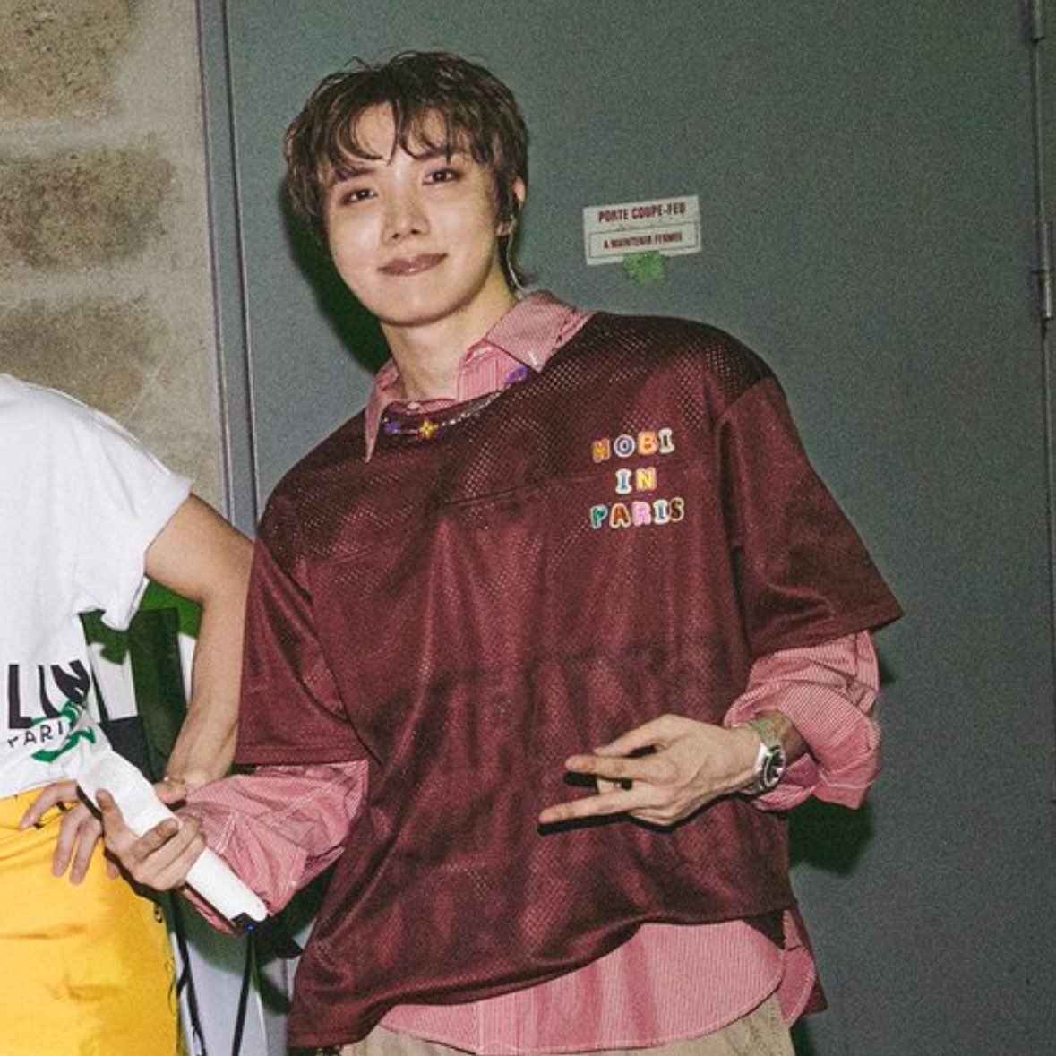 hobi in paris😭😭😭😭