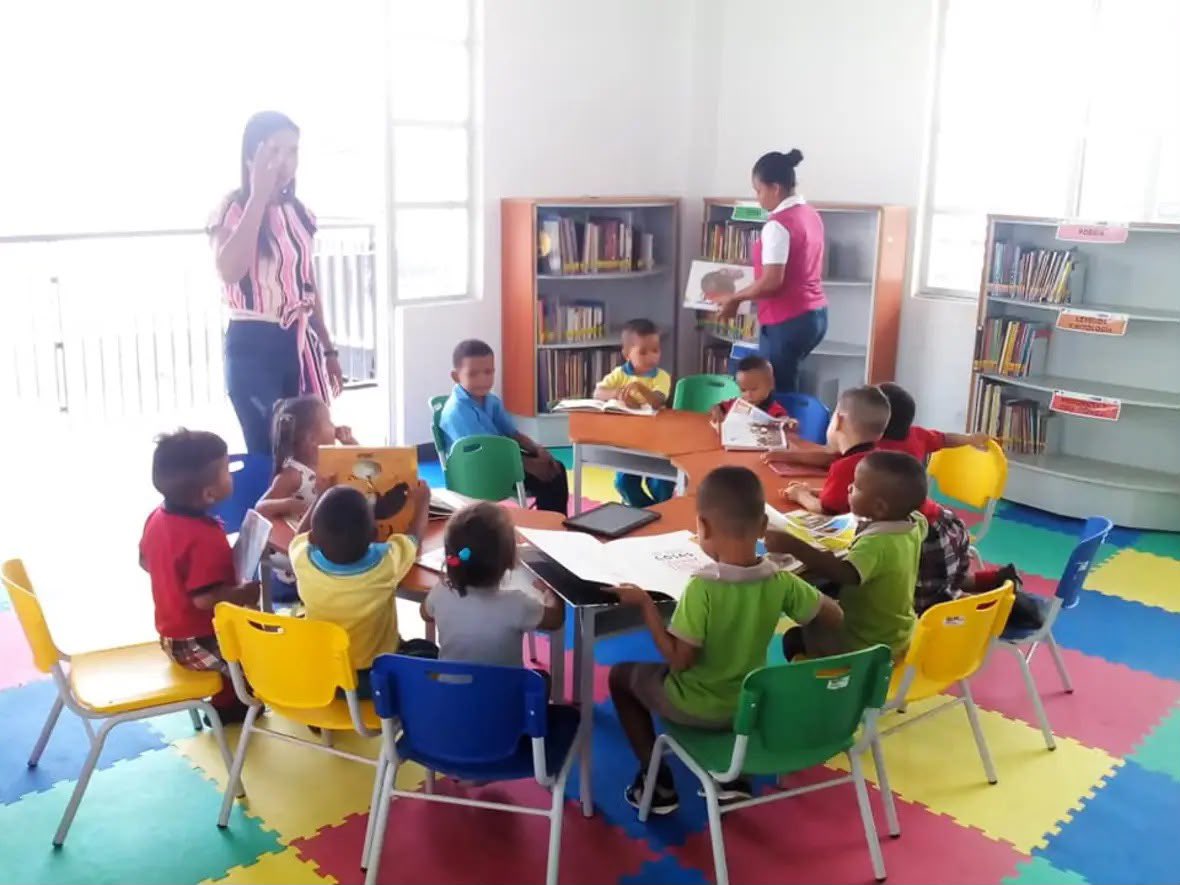 KadamaniYannai's tweet photo. La Cultura no se puede convertir en objetivo militar. 

Es inaceptable la decisión de instalar una base militar transitoria en la Biblioteca Pública y Casa de la Cultura de Pueblo Viejo, Magdalena, una medida que nunca fue informada al Ministerio de las Culturas @mincultura ni a la Biblioteca Nacional @BibliotecaNalCo. 

Este espacio fue construido por el Ministerio de Cultura con recursos públicos para garantizar el acceso al conocimiento, la lectura y la vida cultural de la comunidad. Su destinación a fines militares desnaturaliza su vocación civil y sienta un precedente profundamente preocupante.

Solicito respetuosamente a la señora gobernadora del Magdalena, María Zúñiga, @MagdalenaGober  y al alcalde de Pueblo Viejo, Brando Márquez, trasladar la base militar a otro inmueble. Las bibliotecas, como las escuelas y los hospitales, son bienes civiles de especial protección. Convertirlas en instalaciones militares expone a la población y contraría los principios del Derecho Internacional Humanitario.