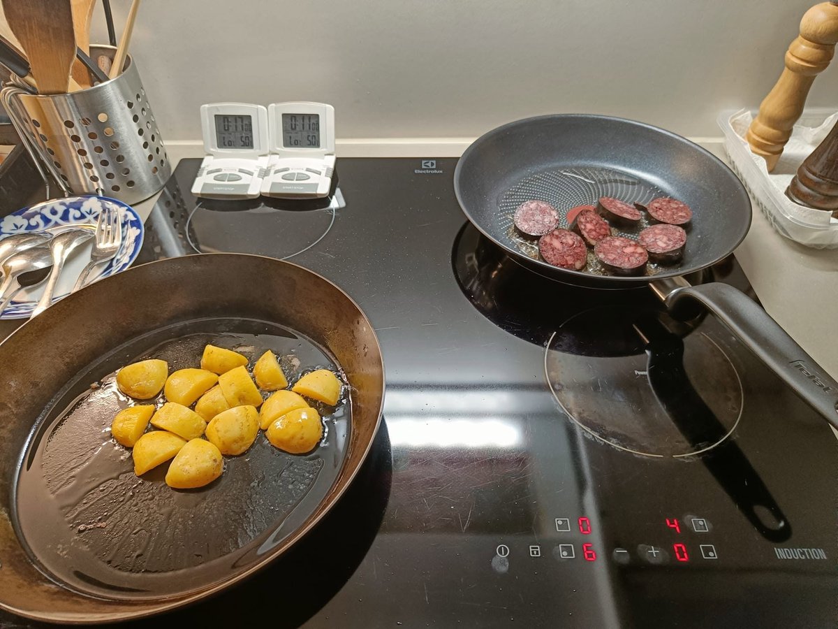HilpoJuhana's tweet photo. Breakfast
Blood sausage, sugared lingonberries, fried potatoes, and a fried egg
- Fermented beetroot salad, sauerkraut and torshi
It felt so good to cook with beef tallow again after such a long time.😊
1/2
#breakfast #bloodsausage #beeftallow #ukrainiancuisine #fermentation https://t.co/0xkACkom5u