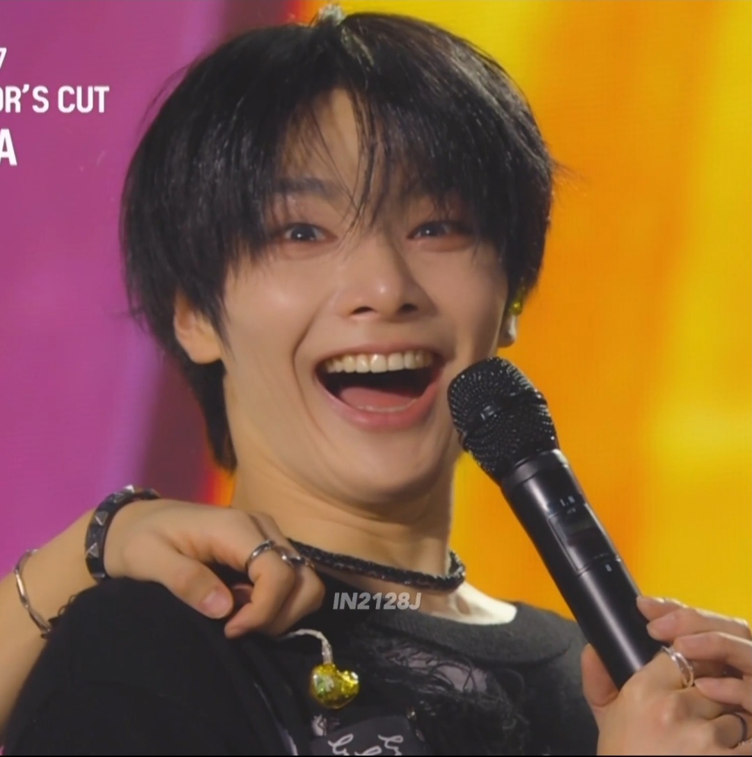 femhyunin's tweet photo. the smile                              what he was smiling at https://t.co/jKCISi5ASD
