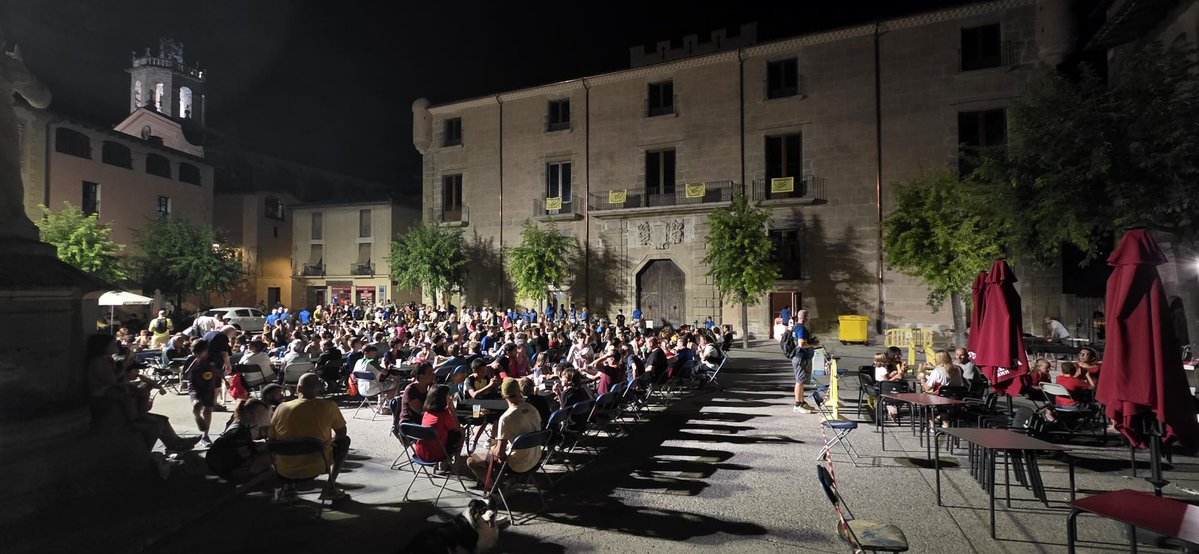 jordivallsxor's tweet photo. Caminada nocturna de #centelles #osona 😍 més de 400 participants #bonrotllo #familiar #gaudir https://t.co/gmWKC183vX