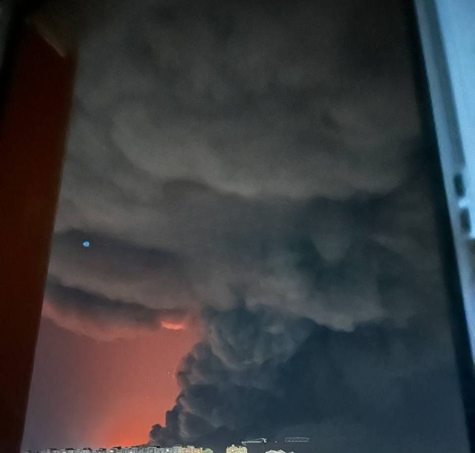 aleksthgrt's tweet photo. 🚨BREAKING NEWS

The Russian army launched a massive ballistic missile attack on Kiev.🇷🇺🚀🔥

▪️About 30 ballistic missiles, including hypersonic Tsirkon missiles, were launched at the Ukrainian capital.
▪️Smoke is rising in Kiev's Desnyansky district, and cars and non-residential buildings are on fire, authorities report.
▪️An explosion has collapsed part of the Lukyanivka metro station lobby: breathing is difficult due to the smoke.