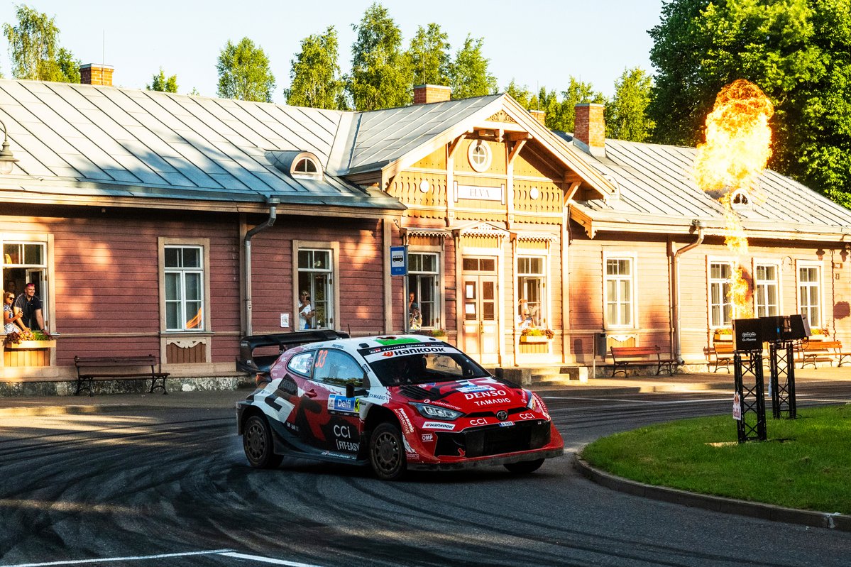 LVRally's tweet photo. Svētdien paredzēti divi ātrumposmi, ekipāžām kopumā veicot 48,78 km.
Pirmais starts plkst. 11:05.

📸 Red Bull Content Pool
#WRC #RallyEstonia https://t.co/o8zpAJueye