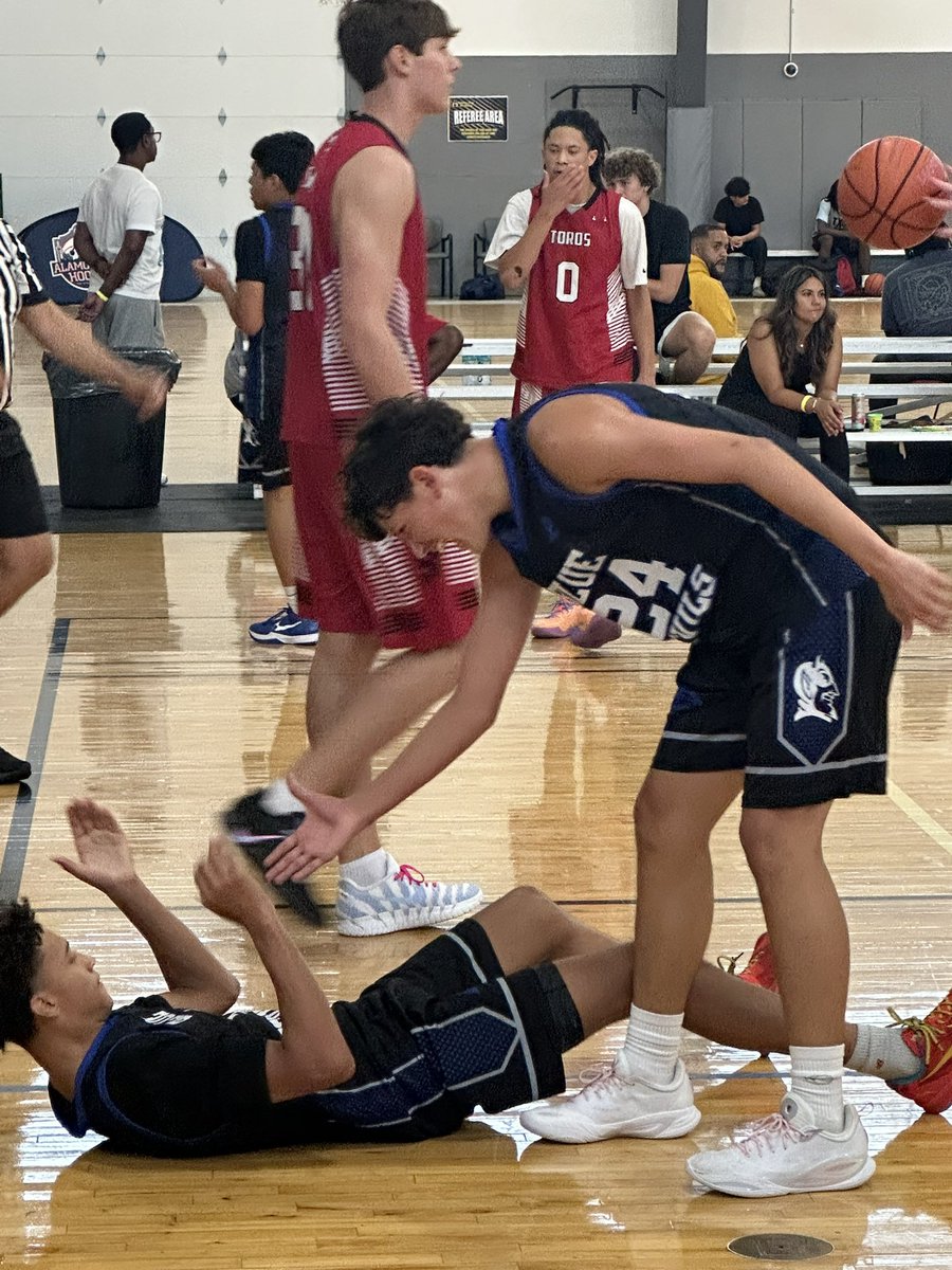 AlamoCityHoops1's tweet photo. 🏀Day 2, #SummerHoopsfest🏀
The young talent in this one 👀
Ethan Shaw
@Jay_3209 
@emanuel29moore 
Bryce Cardenas
#AlamoCityHoops #NEP https://t.co/U4EcGxnwdz