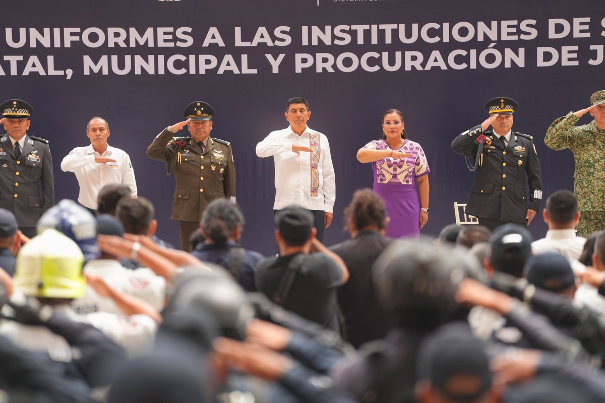 Nancy_Benitez_'s tweet photo. 👮🏻‍♀️ La suma de esfuerzos entre los distintos órdenes de gobierno es fundamental para fortalecer la seguridad de nuestras familias. Esta mañana asistí a la entrega de uniformes para las instituciones de Seguridad Pública Estatal, Municipal y de Procuración de Justicia 2026, encabezada por nuestro gobernador, el ingeniero @salomonj.

🤝 Agradezco la invitación de @KarinaBaronO, titular del @SESESP_GobOax. Desde Santa Cruz Xoxocotlán refrendo mi compromiso de seguir trabajando de manera coordinada para construir un municipio más seguro y con mayor bienestar para todas y todos.

#SeguimosTransformandoPorTuBienestar
