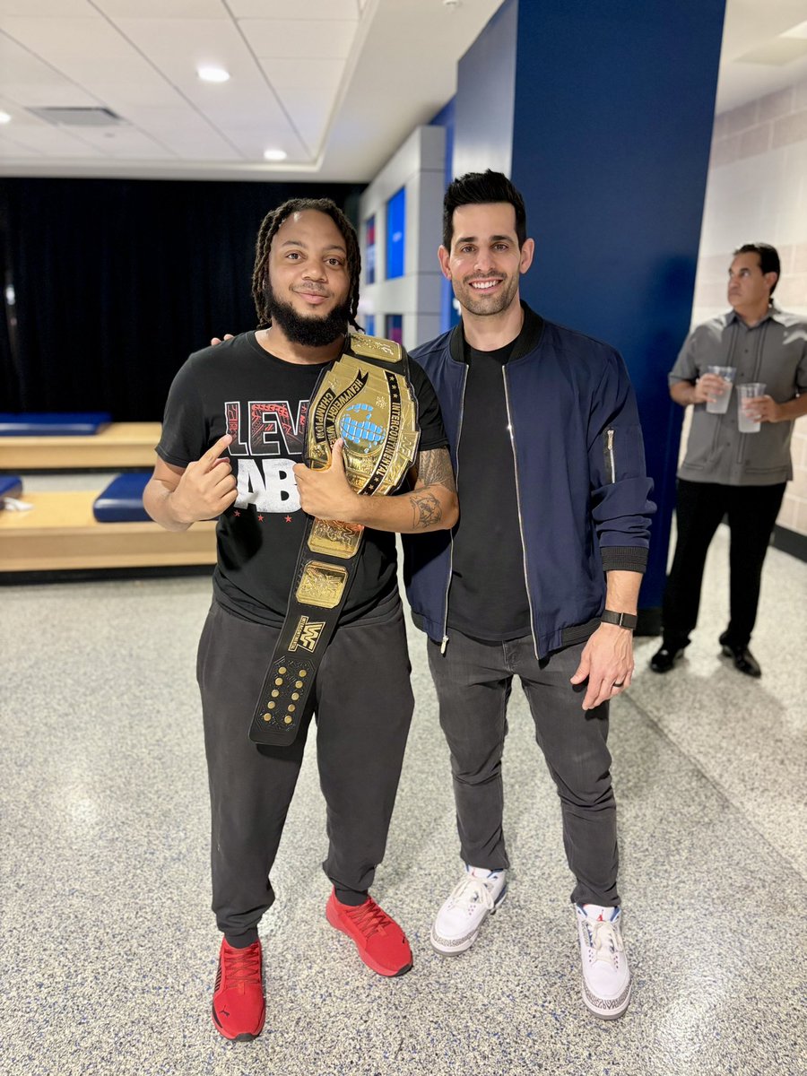 Williambstyles's tweet photo. @_kennythoughts Damn I was like I gotta meet Kenny! Ayy I got $100 seats day of &amp; met CVV https://t.co/qPszqPsnDI