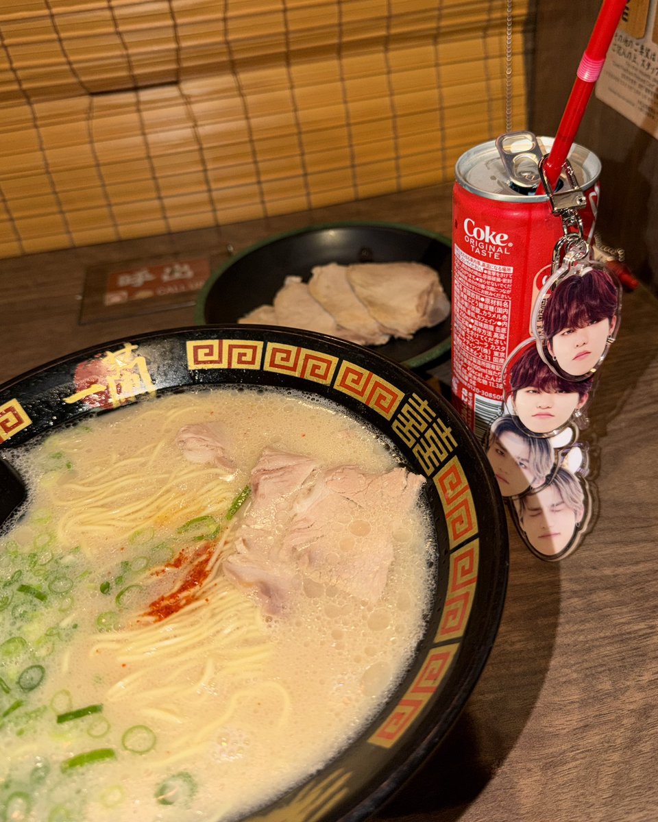 onixwo's tweet photo. 넌 도쿄에서 면만 먹고 다니니? https://t.co/RC3gKiLDLq