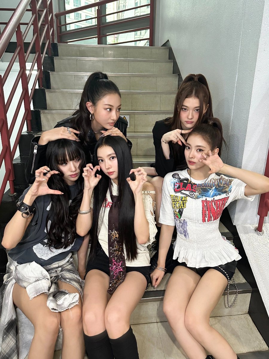 caatshop's tweet photo. 𝕝a vida nos exige mucho y nosotras solo queremos ser mininas felices corriendo por la #绑架𝑆αn𝕥α𝔄tro𝕫 ꕀ ݁⋆ ♡ porque aunque entre emos nos entendemos, así que es más que obvio que andaremos atras de #𝔍a͞c𝐤𝕚e恐怖ːℜᥱ𝕥urn hasta que nos de un autografo a cada una. 👻 https://t.co/72ySXKY6Jm
