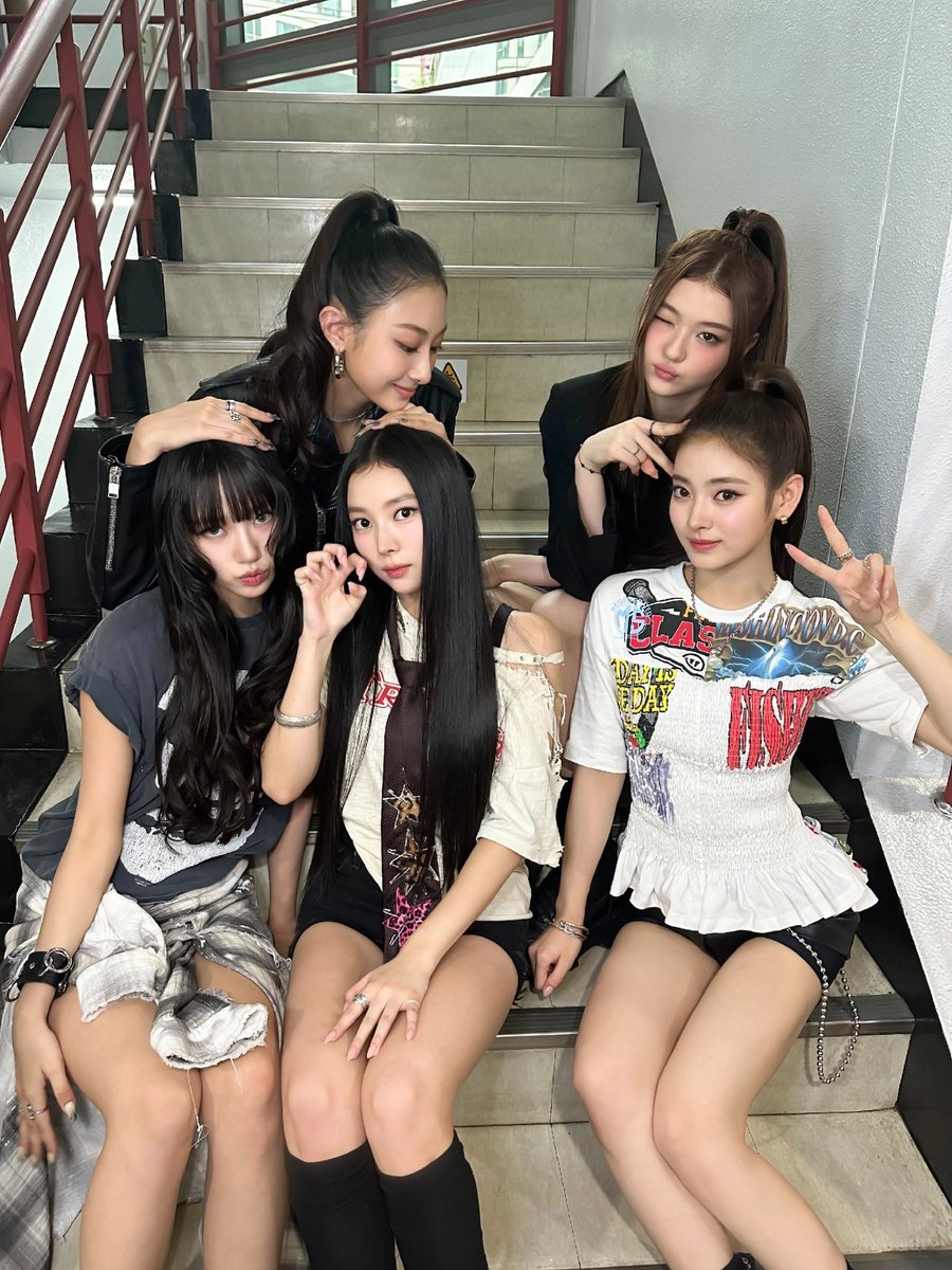 caatshop's tweet photo. 𝕝a vida nos exige mucho y nosotras solo queremos ser mininas felices corriendo por la #绑架𝑆αn𝕥α𝔄tro𝕫 ꕀ ݁⋆ ♡ porque aunque entre emos nos entendemos, así que es más que obvio que andaremos atras de #𝔍a͞c𝐤𝕚e恐怖ːℜᥱ𝕥urn hasta que nos de un autografo a cada una. 👻 https://t.co/72ySXKY6Jm