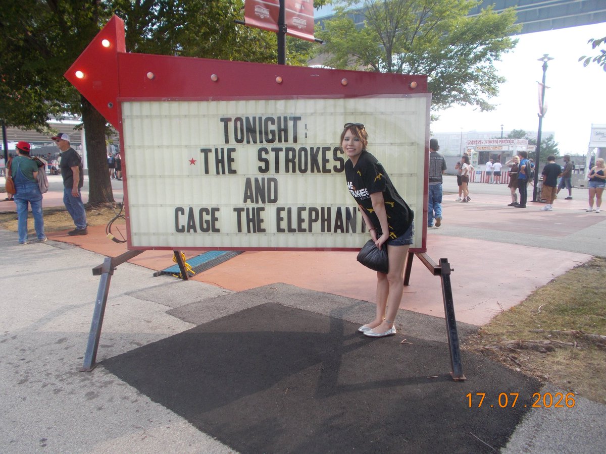anne saw the strokes 7/17!! tweet media