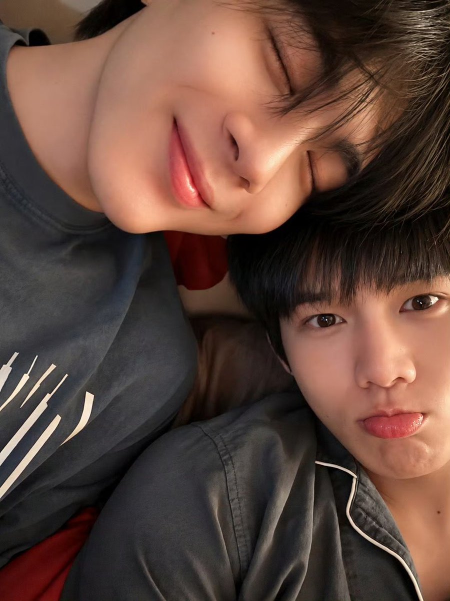 duang2tee's tweet photo. ok lovebirds https://t.co/4xUOiYLk6B