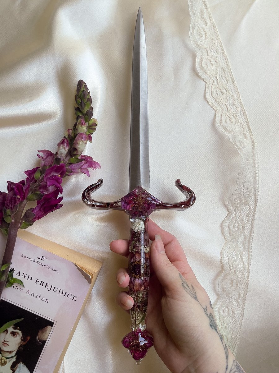 buggirl's tweet photo. dagger made of flowers 🗡️ https://t.co/SWSNBvPVOx
