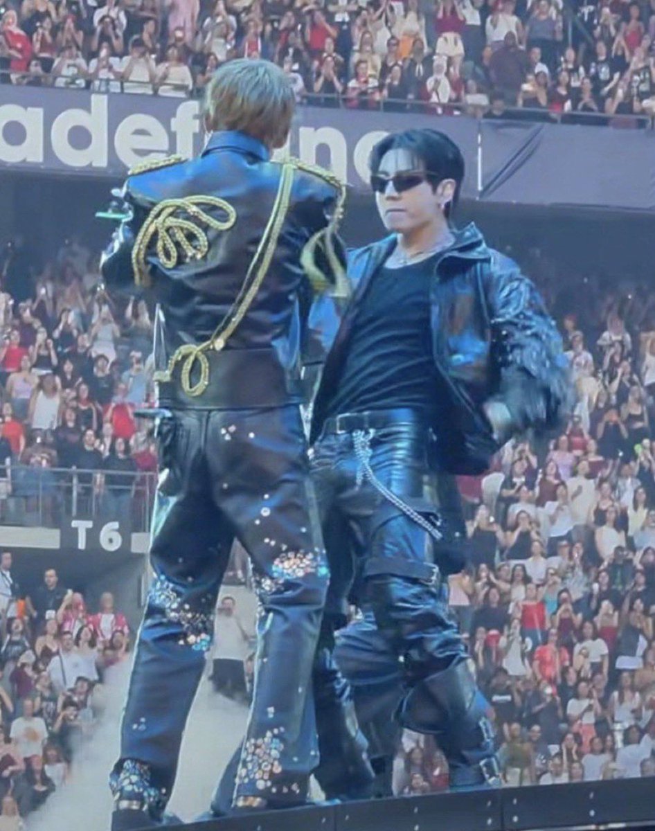 kookvtwins's tweet photo. THIS SHOT HELLO???? https://t.co/jnWsj7kURA