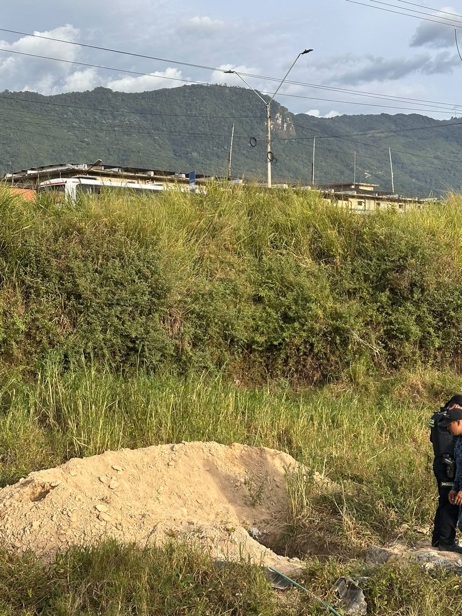 claudiacarrasq's tweet photo. ¿No que no?

Además de la información del plan de fuga en la cárcel de Itagüí, en las últimas horas se conocieron más hechos que encienden todas las alarmas.

🚨 Se frustró una fuga masiva en COIBA Picaleña (Ibagué), donde, según los reportes, varios privados de la libertad pretendían salir utilizando prendas del INPEC.

🚨 También se frustraron intentos de fuga en La Picota y en Calarcá mediante la modalidad de túneles.

🚨 Y en Cali fue hallado un túnel cuya excavación apuntaba hacia un pabellón del establecimiento penitenciario.

Presidente y Ministro de Justicia, esto ya no son hechos aislados. La pregunta es elemental: ¿cómo construyen un túnel hacia una cárcel sin que nadie se dé cuenta?

Aquí hay responsabilidades que no pueden seguir ocultándose. El INPEC necesita una depuración ya, desde sus direcciones y mandos, y una reforma urgente que cierre las puertas a la corrupción y a la complicidad con el crimen.

Después salen con comunicados insulsos como el de Itagüí donde dicen que no está pasando nada. ¡Nunca se debe confiar en la palabra de un bandido!