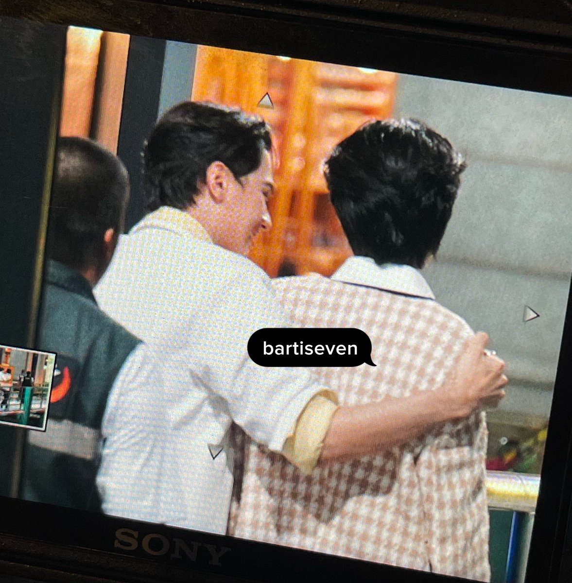bartiseven's tweet photo. รักกันมากขนาดไหนนี่คือสิ่งที่พ่อทำหลังลงจากเรืองานคอค (ท่ามกลางทีมงานและพี่การ์ดแต่ใครสน) 😌🤲🏻 ชั้นเก็บไว้ฟรินมานาน https://t.co/cuF2Yz6tCJ