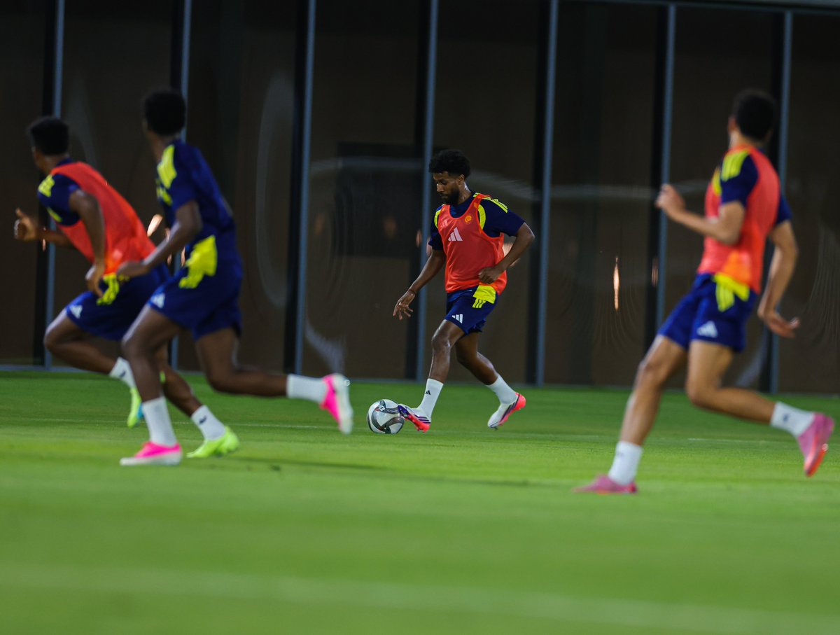 AlNassrFC's tweet photo. مناورةٌ كروية .. تحت أنظـار آنج 🧐 https://t.co/9eK8TWjGgl