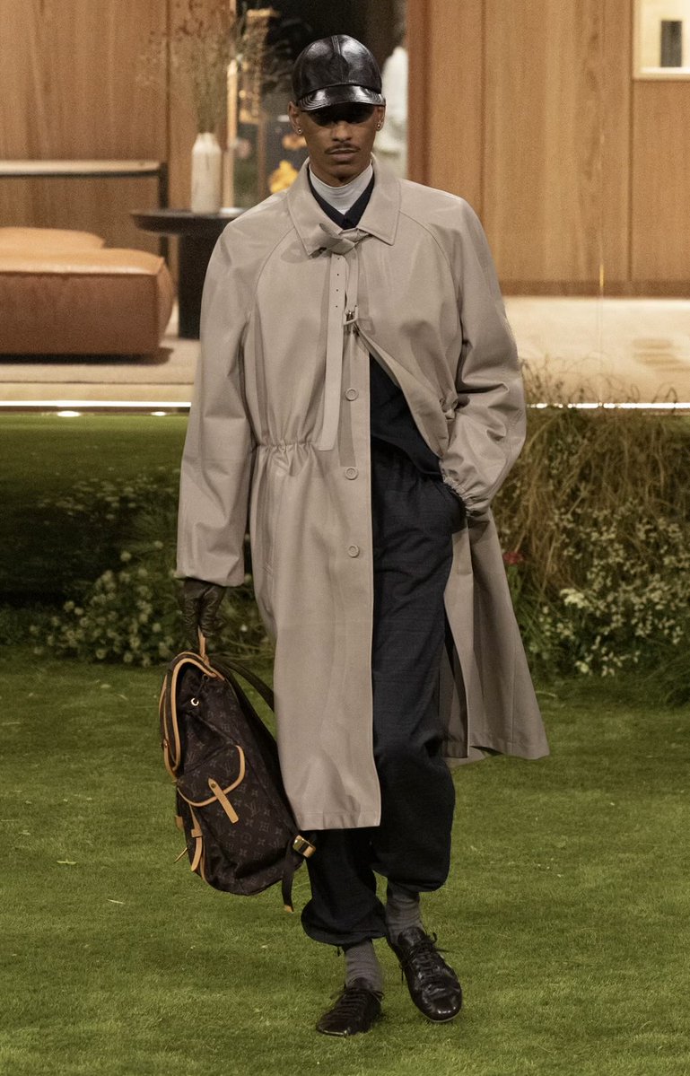 atelierjhoseok's tweet photo. j-hope continues to dress in head-to-toe @LouisVuitton at the BTS concert in France for Day 2.

The CUSTOM trench is inspired by the LV Men FW26 collection, crafted in luxurious black leather and embellished with pins 🖤💖

FACE OF LOUIS VUITTON J-HOPE  https://t.co/fKfjqqdmBo https://t.co/wNW2HyjWyd