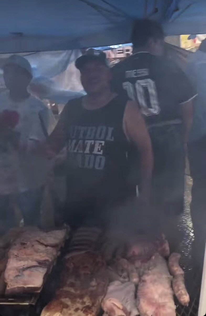 magai7's tweet photo. Pueden creer que en este momento hay Argentinos en Time Square haciendo y vendiendo asado??
Un límite te pido amigo😅🇦🇷 https://t.co/Xn0UdvwTxY