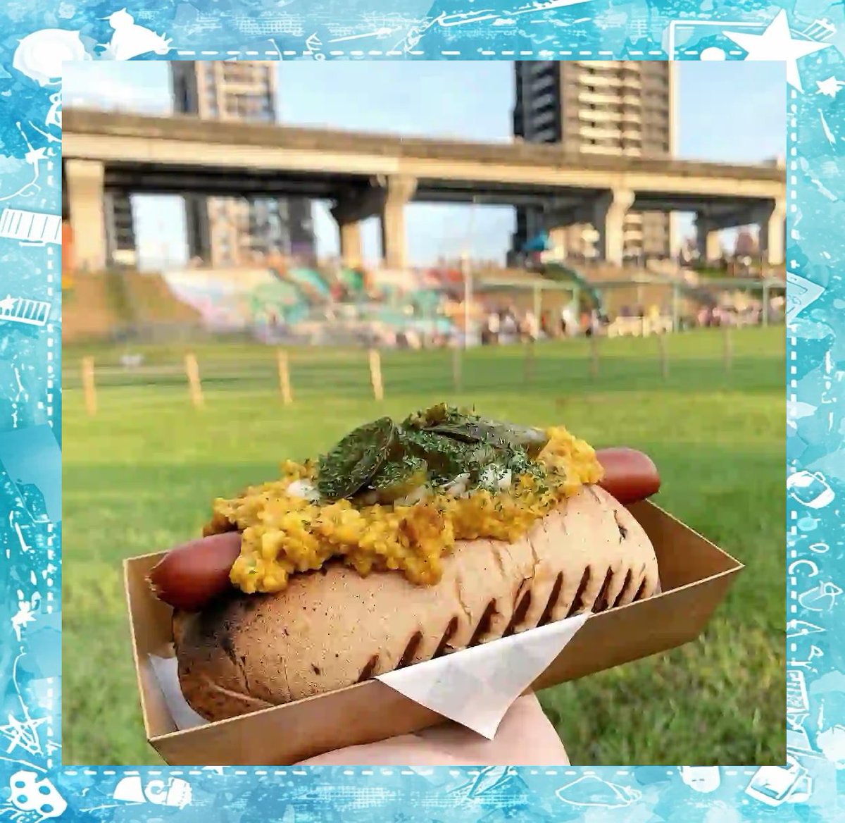 kJM2rD9XOx3EWhG's tweet photo. Craving a warm crispy hotdog from the street cart Grilled to perfection with a squeeze of mustard and a side of classic fries—sunset snack hits different! https://t.co/mcIFPXf3hF