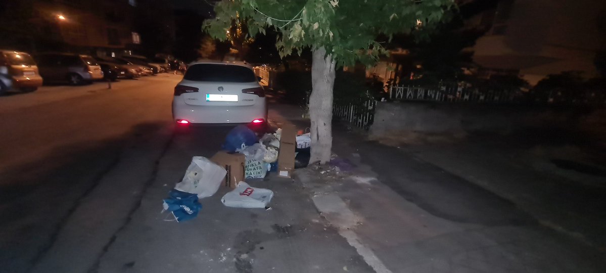 tunatello's tweet photo. @cankayailetmer Çop konusuna takık oldugum dusunulebilir çunku takildim buna gercekten.. bu manzaralar cankatanin gobegi memevis sokakta her gun ve aksam bu şekilde yeterli konteyner yok.. kapicilar konteyner kullanmayi bilmiyor..her taraf çöp kokuyor. bu is nasıl çözülür. Alidede yaylagul arası https://t.co/J8kcz3UoE1