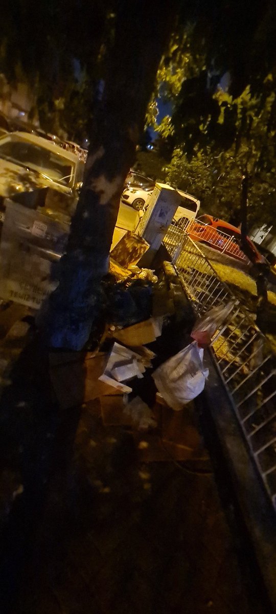 tunatello's tweet photo. @cankayailetmer Çop konusuna takık oldugum dusunulebilir çunku takildim buna gercekten.. bu manzaralar cankatanin gobegi memevis sokakta her gun ve aksam bu şekilde yeterli konteyner yok.. kapicilar konteyner kullanmayi bilmiyor..her taraf çöp kokuyor. bu is nasıl çözülür. Alidede yaylagul arası https://t.co/J8kcz3UoE1