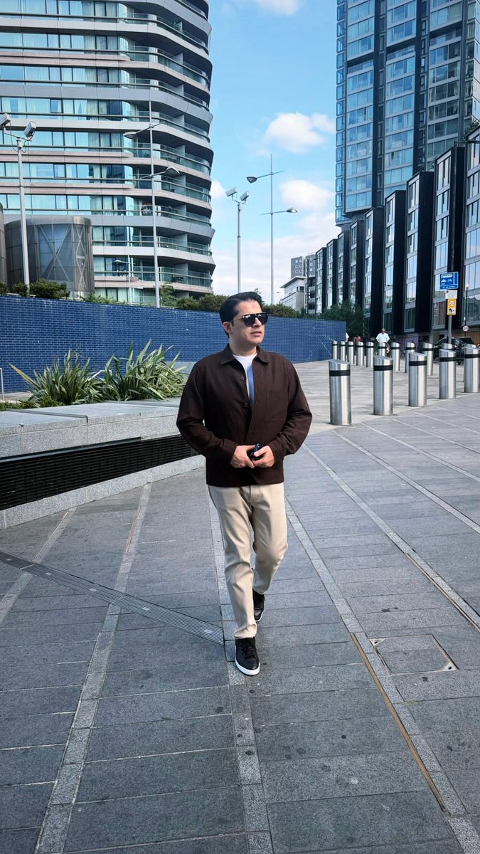 humzatabani's tweet photo. There’s something special about reconnecting with school friends. Time may pass, but true friendships never fade. #Friendship #Memories
#schoollife #oldmemories #tabanicorporation #humzatabani #TabaniGroup #londoncity #uk #pakistani #PakistanHameshaZindabad https://t.co/3uRE9BgpOo