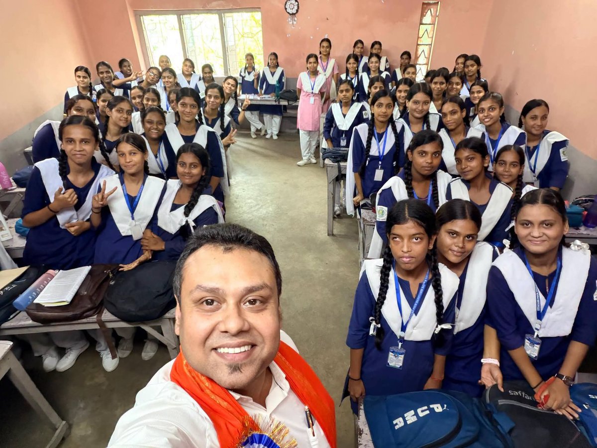 koustavcp's tweet photo. Selfie moments with Students, Teachers and Non Teaching Staffs of Titagarh Poura Madhyamik Girl's School.
#KoustavBagchi #School #Students #teachers #selfiemoment https://t.co/f1KDxgX7LQ