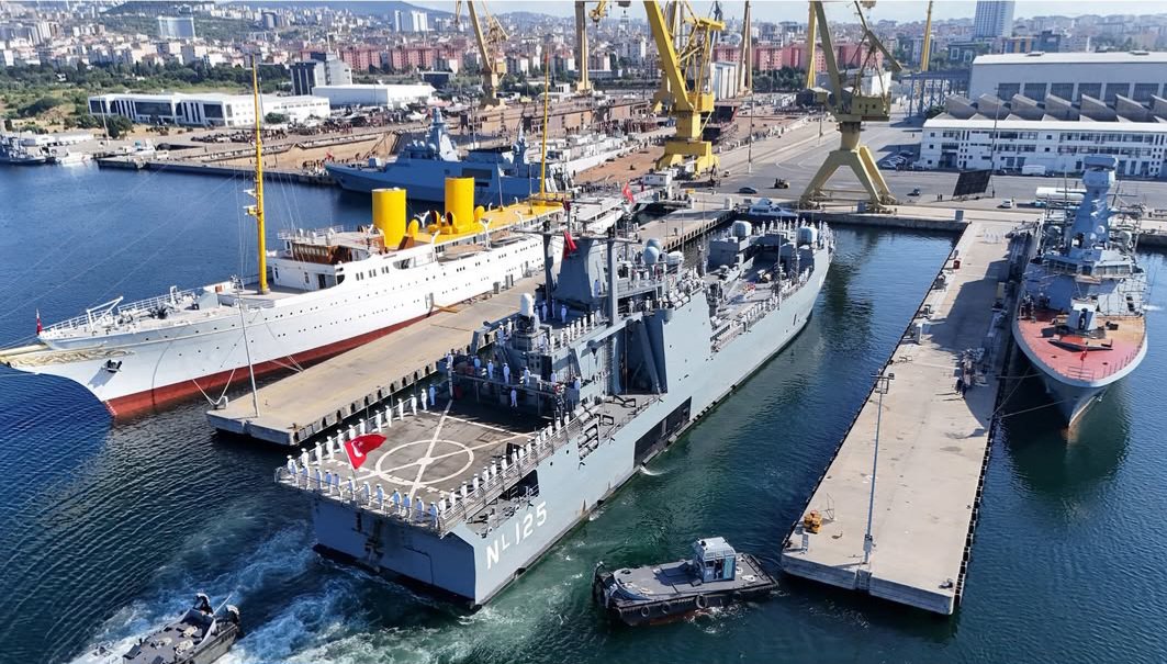cemalettinsahn's tweet photo. MSÜ Deniz Harp Okulu Açık Deniz Eğitimi başladı.
3. sınıf öğrencileri 1 aylık eğitimde vardiya tutarak uygulamalı eğitim yapacak
Kıbrıs Barış Harekatı kutlamalarına katılacak olan DHO öğrencileri Mısır, Tunus ve İtalya'da liman yapacak.
Pruvanız neta, rüzgarınız kolayına olsun. https://t.co/IqBbeNEHvX