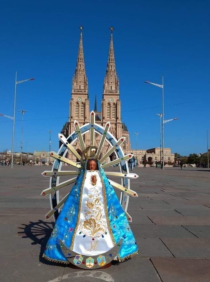 CECIMorale3276's tweet photo. #sabadoentn Espero que este sábado pasen el mensaje porque me quedo todos los sábados esperándolo.. Dale Tubio!! Besos para todo el equipo.. Ya estamos listos  para alentar a la selección!! Los queremos! Kiara y Ceci  besos ceccha y Tubio 
VAMOS ARGENTINA 💙🤍💙 https://t.co/ekTJ2OjZwD