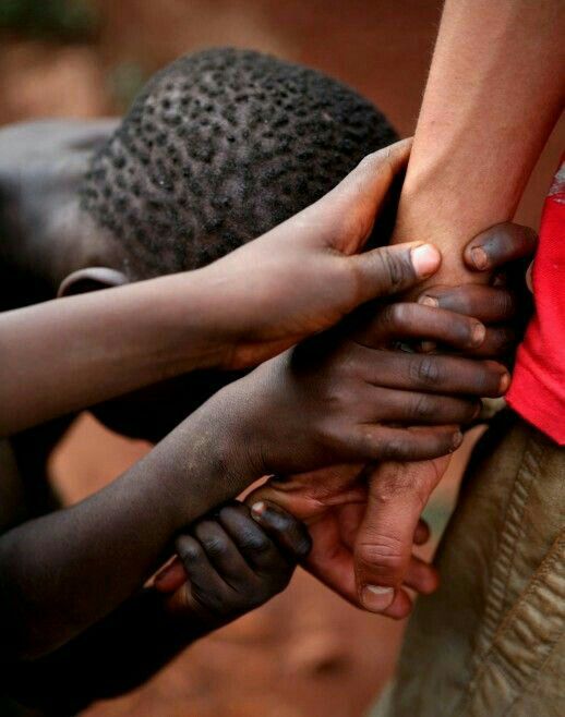 TiagoSanto40461's tweet photo. O mundo muda quando a gente para de olhar e começa a estender a mão، Nenhuma criança deveria crescer sem esperança..
#Angola #हर्षितासाहू #Valparaíso #KastDestruiráChile https://t.co/LTFfMTOhM7