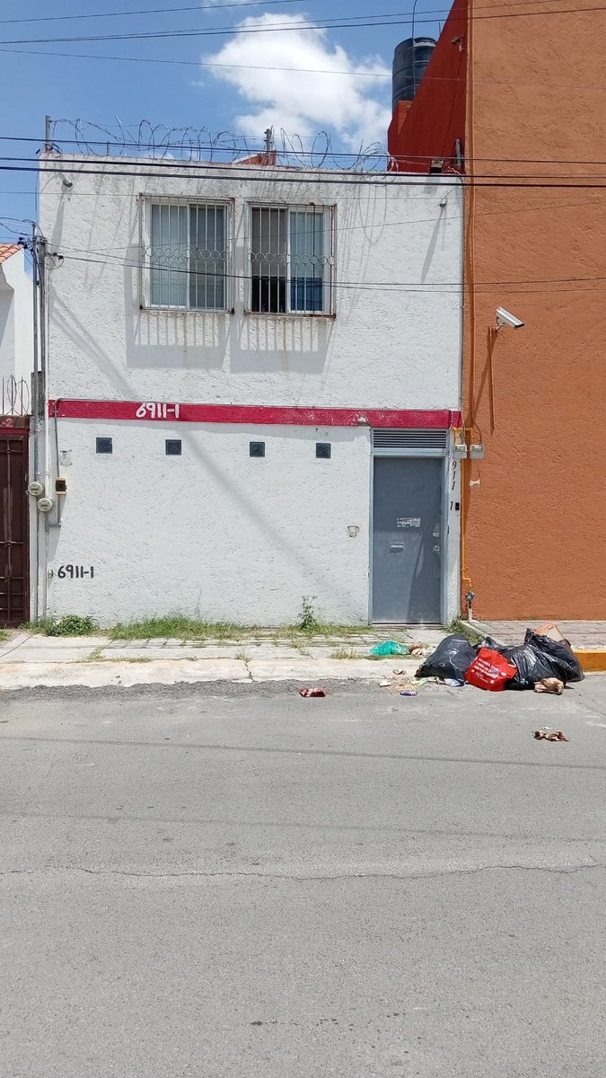 UNIVERSIDADESCU's tweet photo. Este vecino tiene estudiantes y x lo regular así tienen cuando sacan basura la sacan desde temprano
Calle Puebla 6911-1 col universidades 
Los días de recolección en esta zona son Martes jueves y sábado en la noche https://t.co/7wbVFivt2K