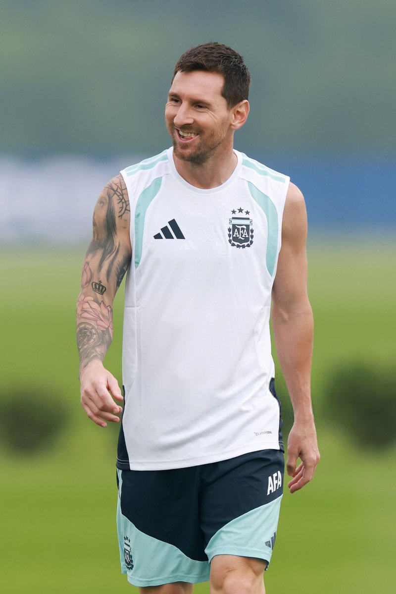 Nsports24's tweet photo. ليونيل ميسي في آخر تدريب قبل نهائي كأس العالم 2026 https://t.co/b1bK9UsaMu