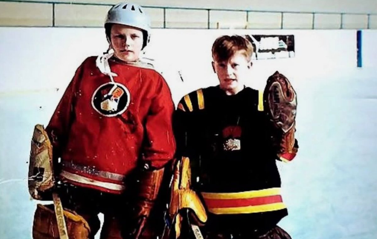 MPoromaa's tweet photo. Otrolig bild.
Två killar från Kiruna som spelade hockey och stod i mål i samma lag för Kiruna AIF.
Han till vänster heter Göte Wälitalo och fyller 70 år i dag.
Killen till höger blev Pekka Lindmark med svenska folket.
Bästa målvaktsduon någonsin? https://t.co/ItpXW0gZGt