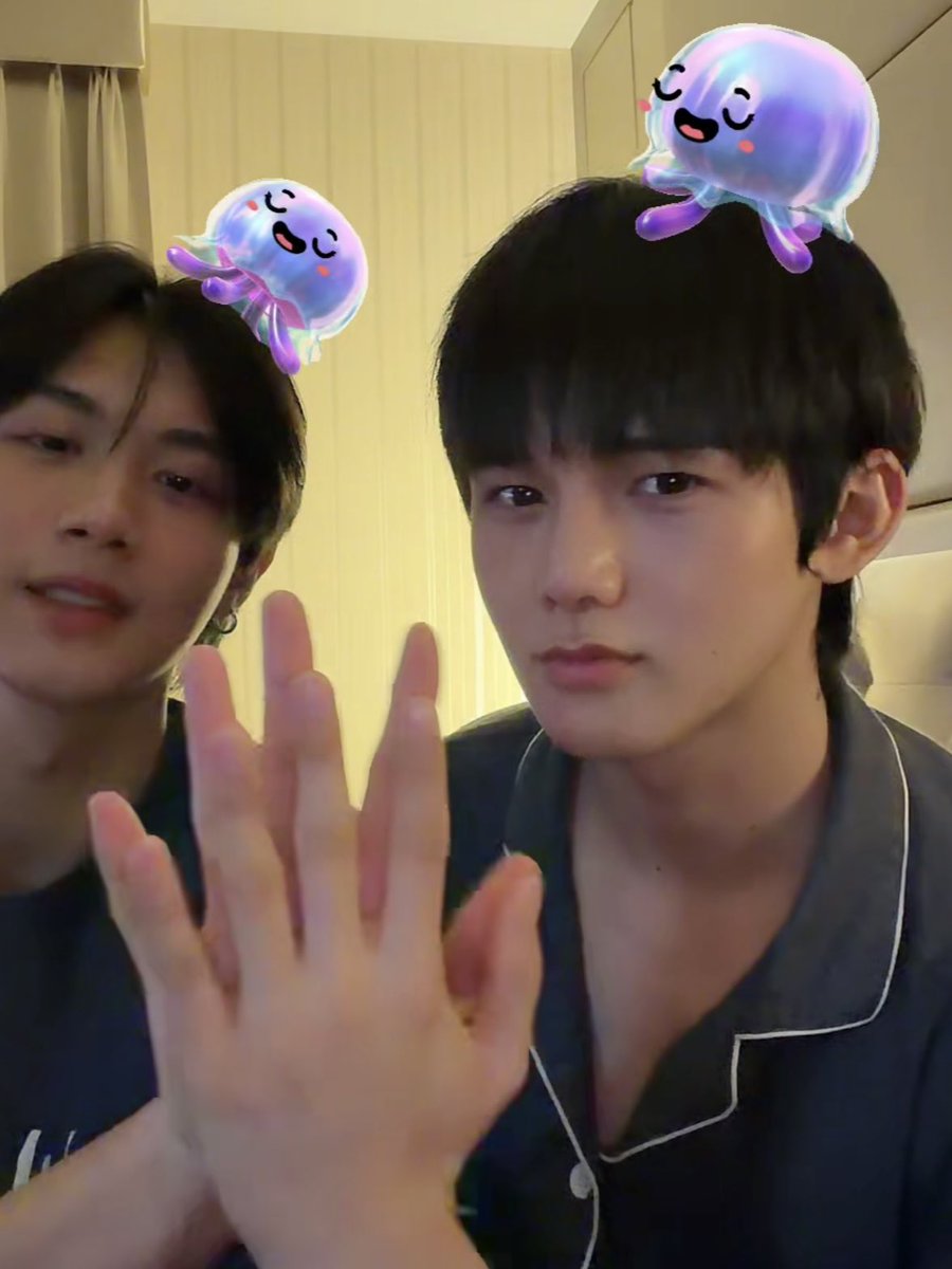 domiiley's tweet photo. irl yaoi hand size difference #PaybackEP8 https://t.co/l6X6tqLxeK