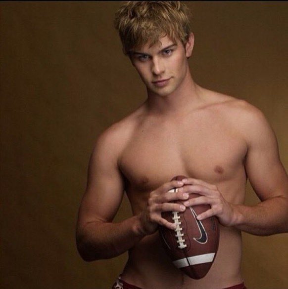 notgwendalupe's tweet photo. happy 41st birthday to Chace Crawford https://t.co/KfZj43wNKk