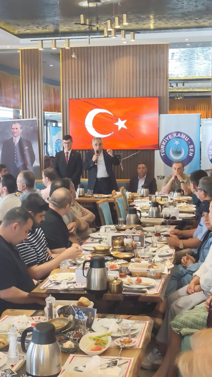 TurkBuroSenGM's tweet photo. 📌 1970 yılında yedi yüz bin memur varken ihdas edilen, o günden bugüne artan memur ve kamu hizmeti çeşitliliğine rağmen dondurulan sınıflandırma ilkesi,

📌 Başta olmak üzere kamu görevlilerinin haklı sorun ve taleplerinin çözülmesini, eğitimlerinin, diplomalarının, niteliklerinin, görev, yetki ve sorumluluklarının karşılığını haklı olarak talep etmektedir.

📌 Kamu görevlilerimizin de; kendilerini toplu sözleşme masasında temsil eden, geldiğimiz noktada memuru yoksulluk ve açlık sınırı arasında bir maaş ve ücrete mahkûm eden yetkili etkisiz sendikaya şu soruyu sormalarını, hâlâ yetkili etkisiz sendikaya neden destek verdiklerini sorgulamalarını istiyoruz.

📌 Mevcut hükümetle masaya oturan işçi sendikaları temsil ettikleri kitlenin hakkını alırken, mevcut hükümetle masaya oturan yetkili sendika memurumuzun hakkını neden al(a)mamaktadır?

📌 Memurumuz; kendisini yoksulluk ve açlık sınırı arasında bir maaş ve ücrete mecbur eden yetkili etkisiz sendikaya “artık yeter” demesi, 9. dönem toplu sözleşmede temsilcisini değiştirmesi için daha ne olmasını beklemektedir?

📌 Türkiye Kamu Sen ve Türk Büro Sen olarak memur ve diğer kamu görevlilerimizin eğitimlerine, diplomalarına, niteliklerine, görev, yetki ve sorumluluklarına karşılık gelen özlük haklarına kavuşması için mücadelemizi sürdüreceğiz.

📌 Kuruluşumuzdan bugüne devletimizin ülkesi ve milletiyle bölünmez bütünlüğü ilkesi çerçevesinde “bizim ilkemiz önce ülkemiz” Türkiye Sevdamız Ekmek İçin Kavgamız anlayışı ile memurumuzun özlük hakları için mücadele ediyoruz.

📌 Devlet-i Ebed Müddet ülküsüne gönül vermiş, “insanı yaşat ki devlet yaşasın” öğüdüne inanmış devlet, millet, bayrak sevdalılarıyız.

📌 Memurun devletin görünen yüzü olduğunu biliyor, güçlü devletin güçlü memurla hayat bulacağına inanıyoruz.

📌 Güçlü memur; geçim sıkıntısı çekmeyen, gelecek endişesi taşımayan, özlük hakları ve çalışma şartları iyileştirilmiş memur demektir.

📌 Unutulmasın ki; güçlü devletler, memurlarına verdiği önemle öne çıkar, önem kazanır. Çok şükür devletimiz güçlüdür, memurunun sorun ve taleplerini görecek ve çözecektir.

📌 Kamu hizmetinin kalitesi ile memurumuzun güçlü olması arasında hiç şüphesiz bağlantı vardır. Devletin asli sahibi olan Yüce Türk Milletine kaliteli kamu hizmeti verilmesini sağlamak da devletimizi yönetenlerin asli görevi ve sorumluluğudur.